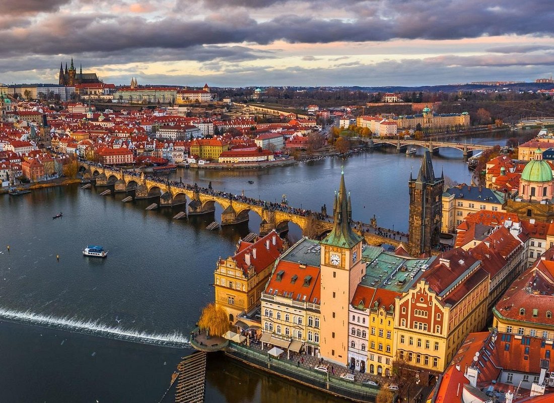 Prague Guided Walking Tour and Cruise with Authentic Czech Lunch